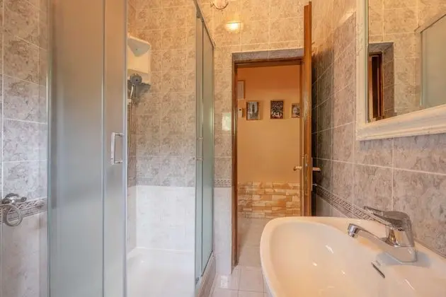 Ev (Five Bedroom House)