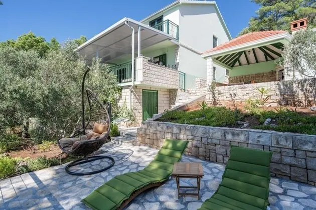 Ev (Five Bedroom House)