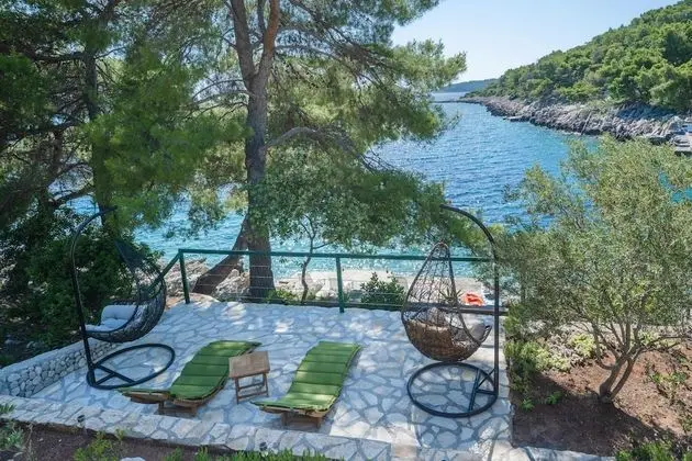 Ev (Five Bedroom House)