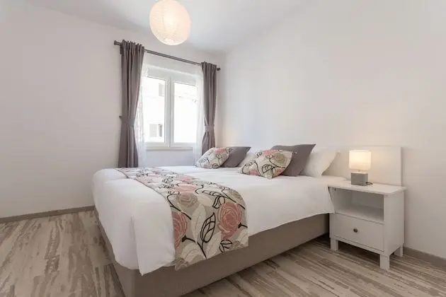 Ev (Four Bedroom Holiday Home)