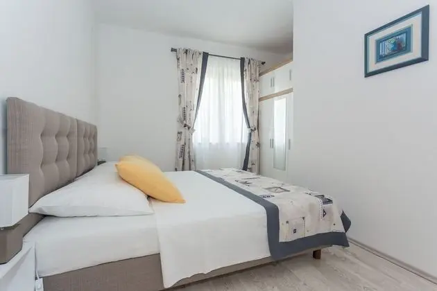Ev (Four Bedroom Holiday Home)