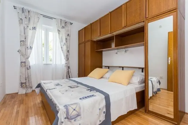 Ev (Four Bedroom Holiday Home)