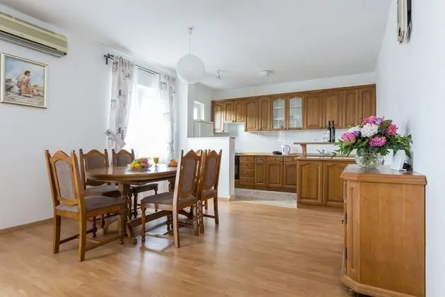 Ev (Four Bedroom Holiday Home)