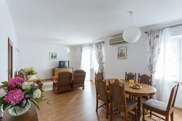 Ev (Four Bedroom Holiday Home)