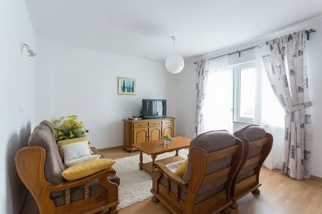 Ev (Four Bedroom Holiday Home)