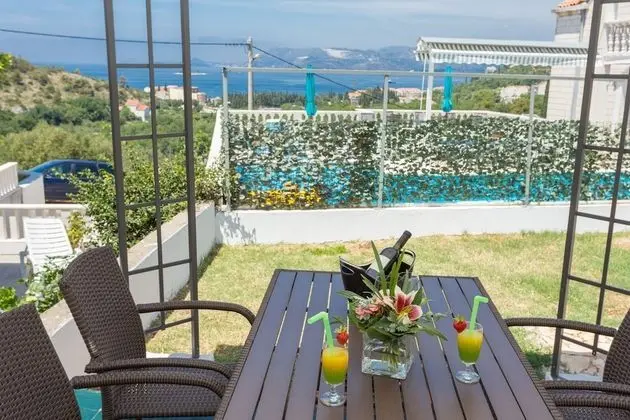 Ev (Four Bedroom Holiday Home)