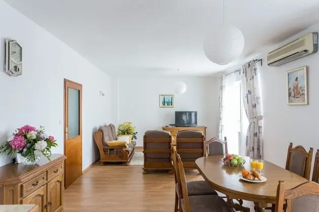 Ev (Four Bedroom Holiday Home)