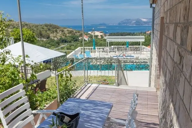 Ev (Four Bedroom Holiday Home)