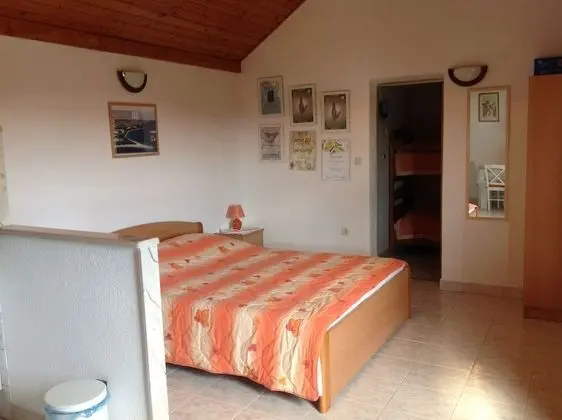 Ev (Holiday House with Terrace)