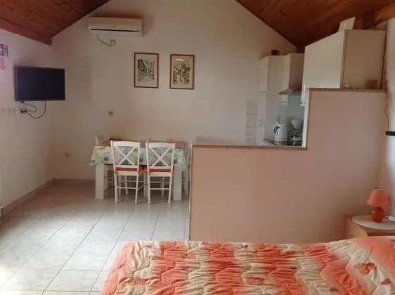 Ev (Holiday House with Terrace)