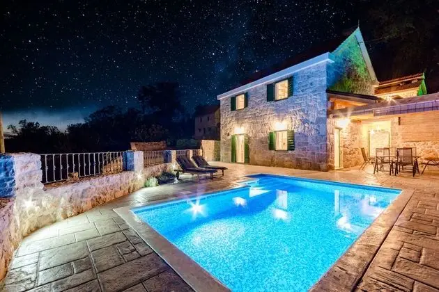 Ev (Two Bedroom Holiday Home with Private)