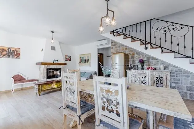 Ev (Two Bedroom Holiday Home with Private)