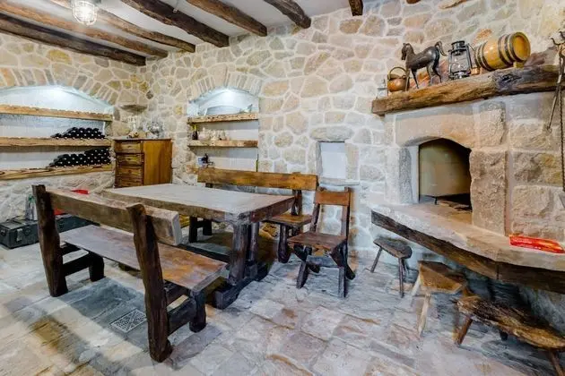 Ev (Two Bedroom Holiday Home with Private)