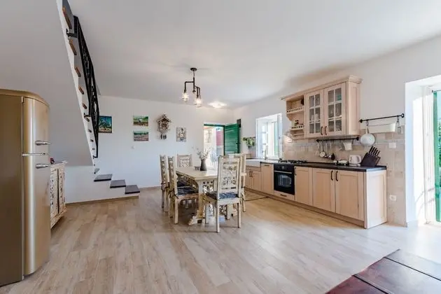 Ev (Two Bedroom Holiday Home with Private)