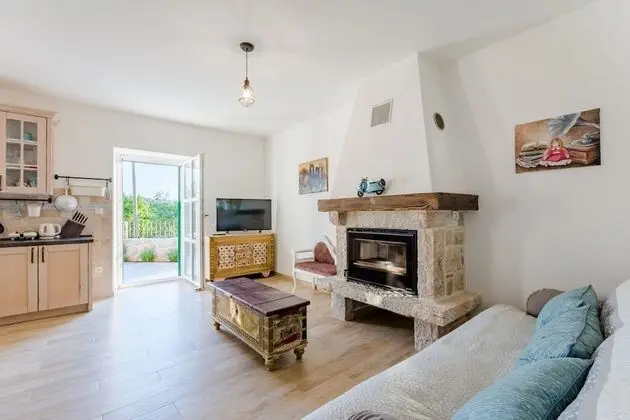 Ev (Two Bedroom Holiday Home with Private)