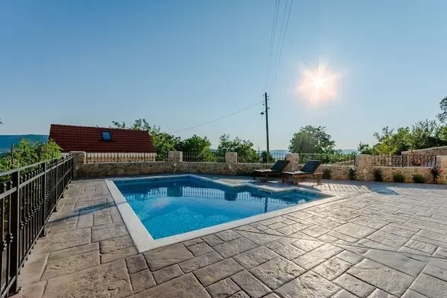 Ev (Two Bedroom Holiday Home with Private)