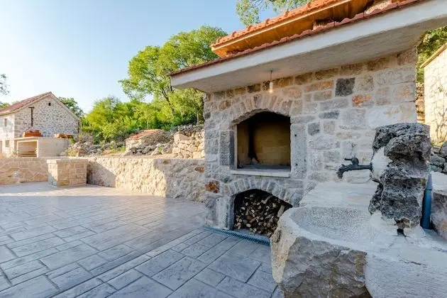 Ev (Two Bedroom Holiday Home with Private)