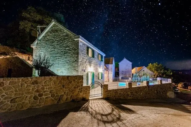 Ev (Two Bedroom Holiday Home with Private)