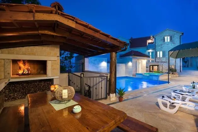 Ev (Three Bedroom Home with heated Pool a)