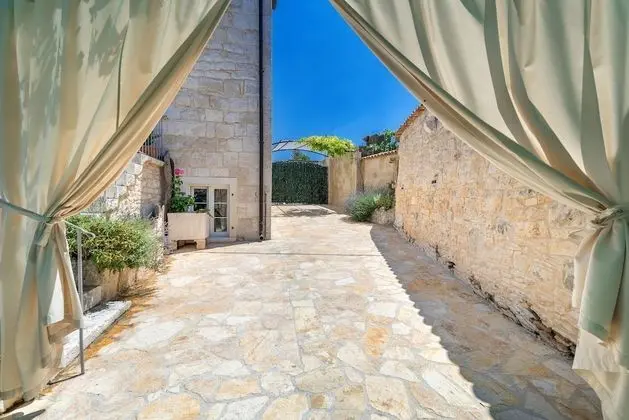 Ev (Three Bedroom Home with heated Pool a)