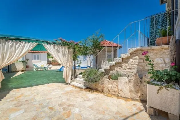 Ev (Three Bedroom Home with heated Pool a)