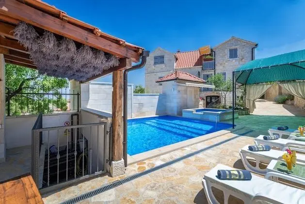 Ev (Three Bedroom Home with heated Pool a)