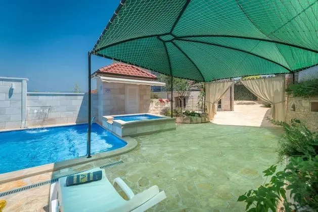 Ev (Three Bedroom Home with heated Pool a)