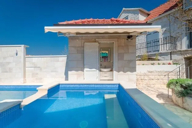 Ev (Three Bedroom Home with heated Pool a)