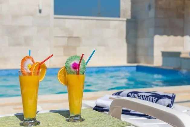 Ev (Three Bedroom Home with heated Pool a)