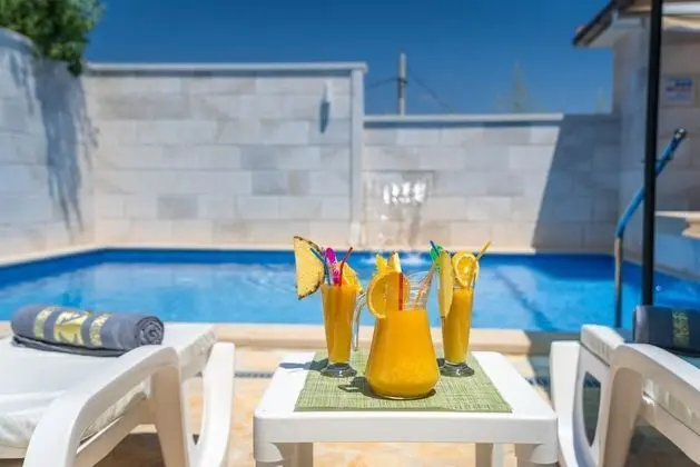 Ev (Three Bedroom Home with heated Pool a)