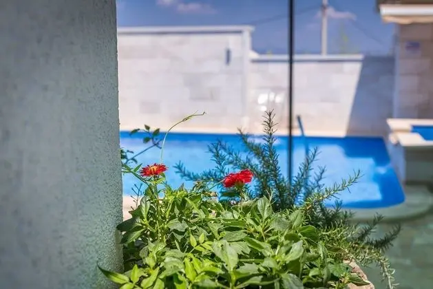 Ev (Three Bedroom Home with heated Pool a)