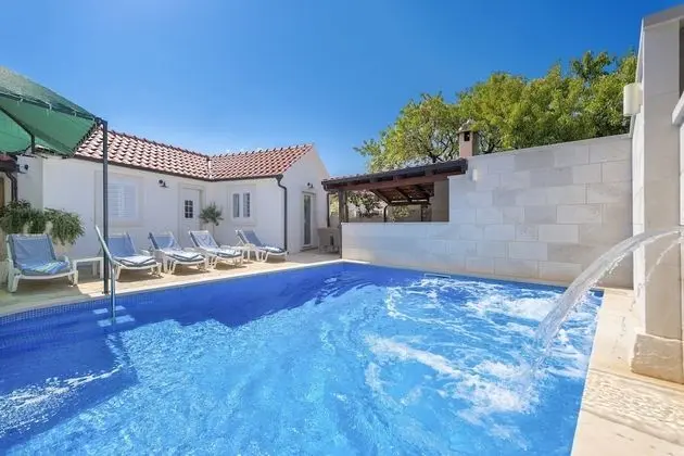 Ev (Three Bedroom Home with heated Pool a)