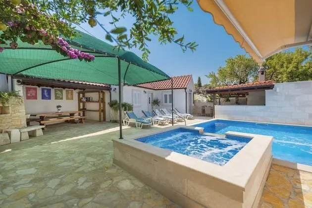 Ev (Three Bedroom Home with heated Pool a)