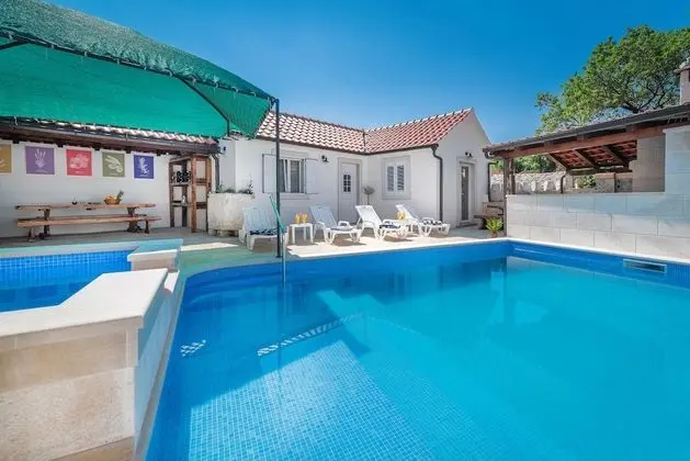 Ev (Three Bedroom Home with heated Pool a)