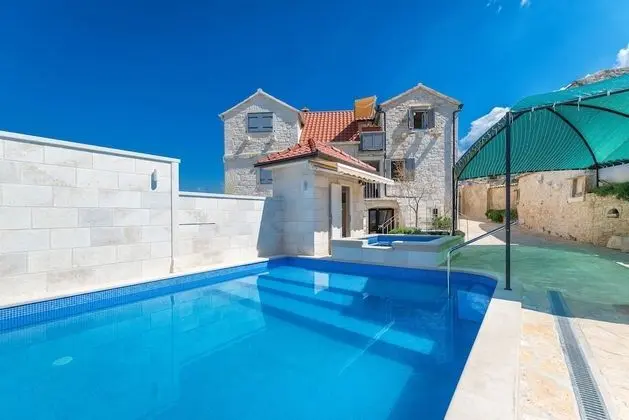 Ev (Three Bedroom Home with heated Pool a)