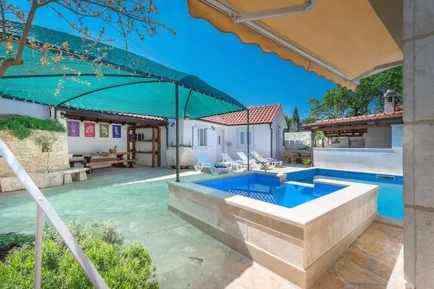 Ev (Three Bedroom Home with heated Pool a)