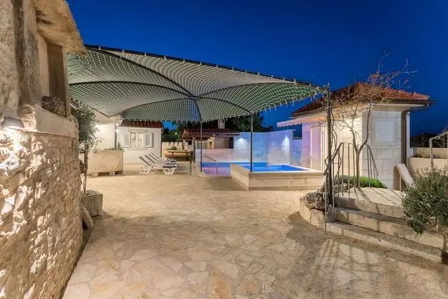 Ev (Three Bedroom Home with heated Pool a)