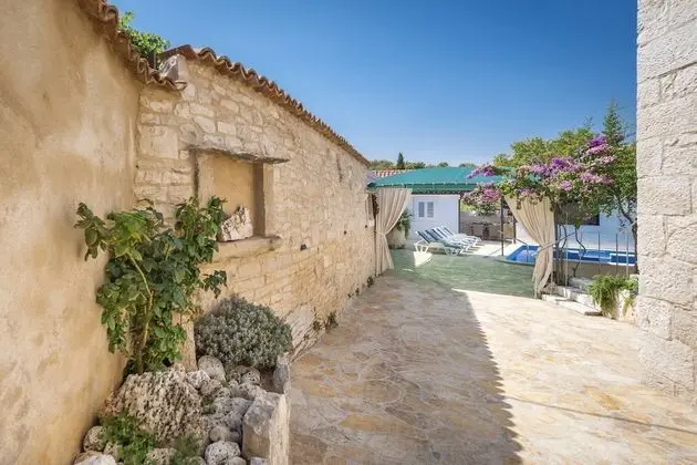 Ev (Three Bedroom Home with heated Pool a)