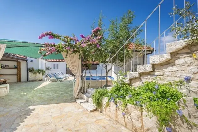 Ev (Three Bedroom Home with heated Pool a)