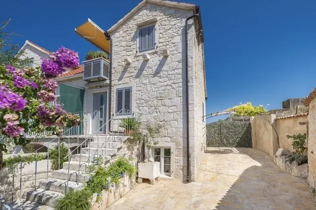 Ev (Three Bedroom Home with heated Pool a)