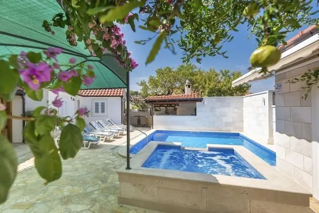 Ev (Three Bedroom Home with heated Pool a)