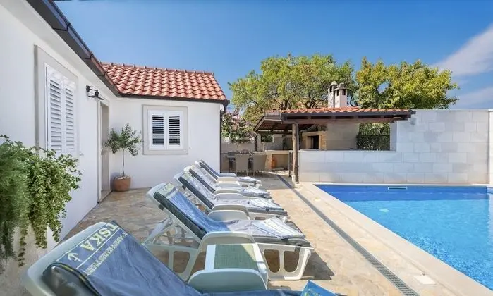 Ev (Three Bedroom Home with heated Pool a)