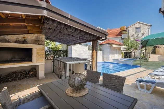 Ev (Three Bedroom Home with heated Pool a)