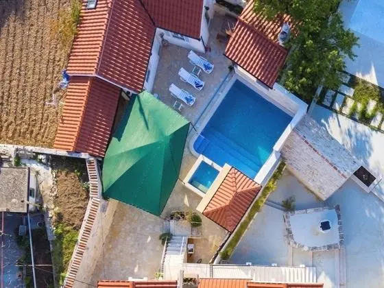 Ev (Three Bedroom Home with heated Pool a)