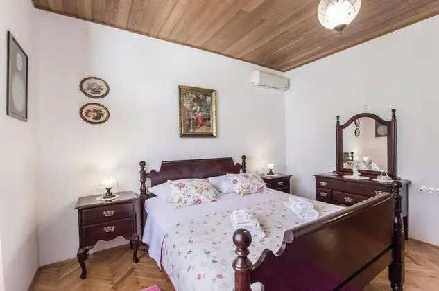 Ev (Three Bedroom Home with Terrace)