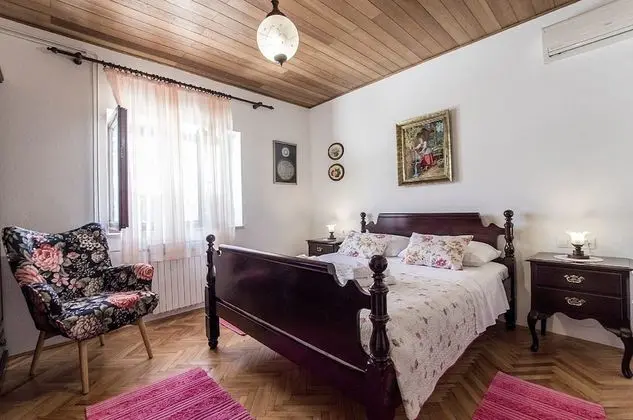 Ev (Three Bedroom Home with Terrace)