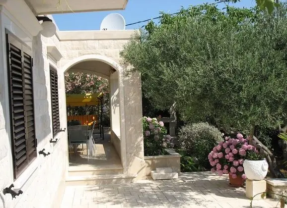 Ev (Three Bedroom Home with Terrace)