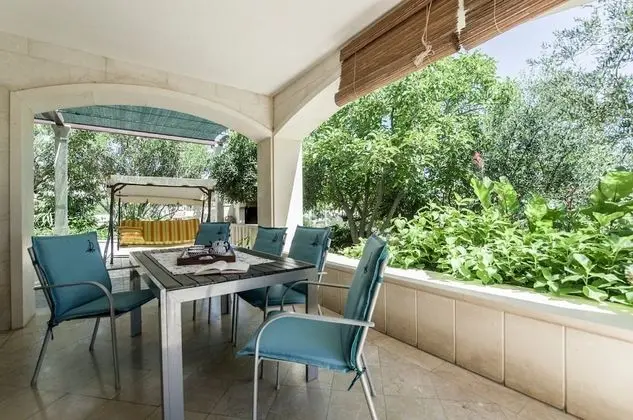 Ev (Three Bedroom Home with Terrace)