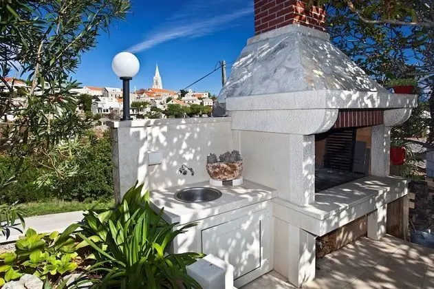 Ev (Three Bedroom Home with Terrace)