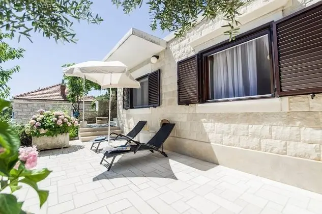 Ev (Three Bedroom Home with Terrace)